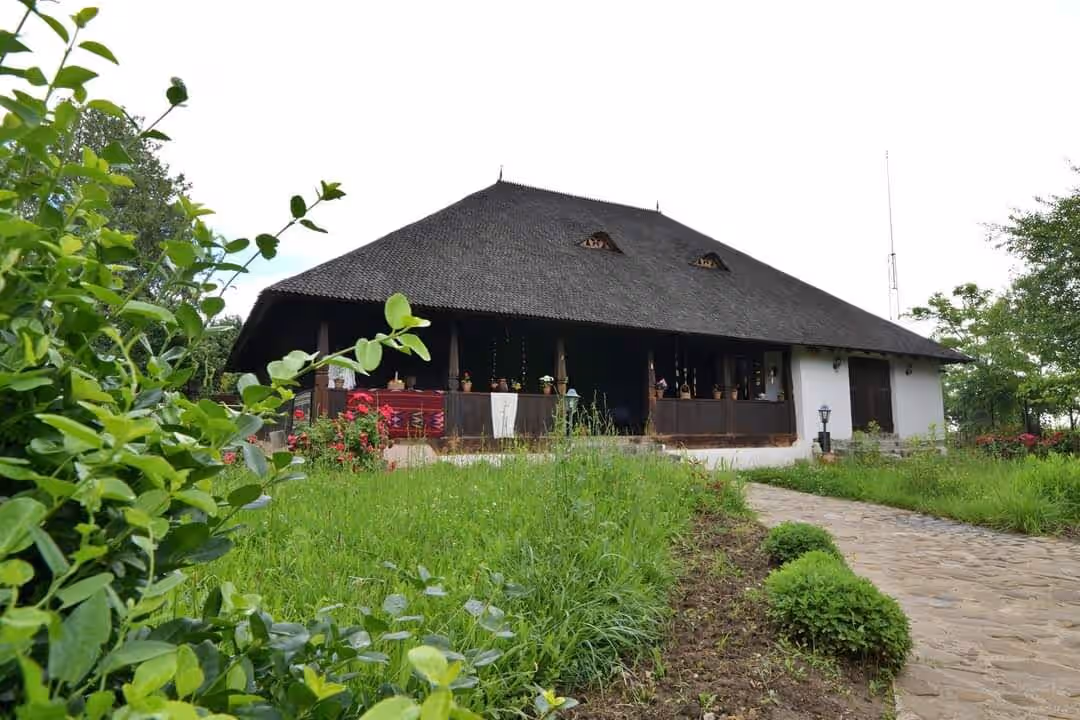 Muzeul Crama 1777 văzut din grădina verde Muzeul Crama 1777 văzut din grădina verde
