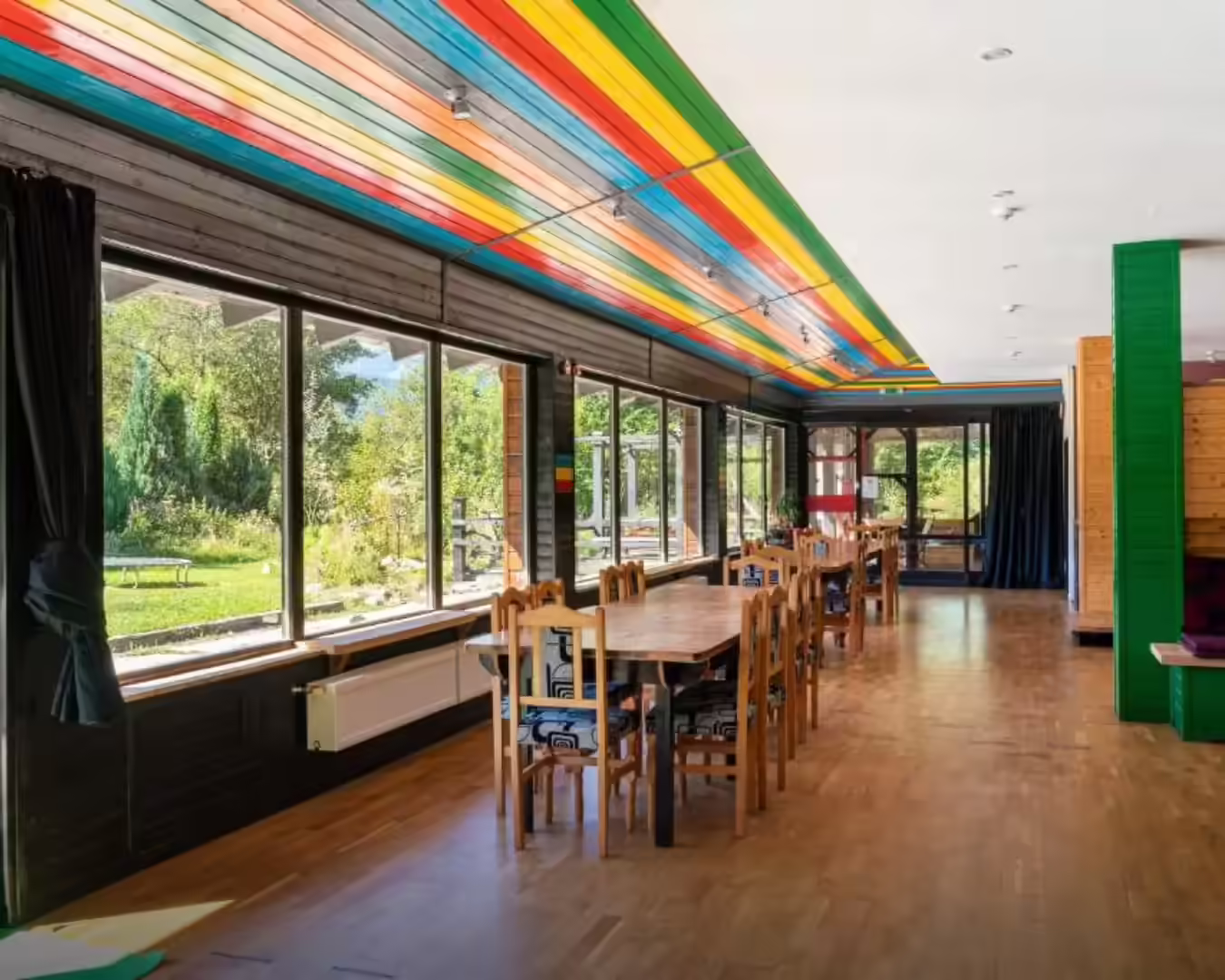 Sala de mese colorată a Pensiunii Ana din Viștișoara, pentru grupuri mari Sala de mese colorată a Pensiunii Ana din Viștișoara, pentru grupuri mari