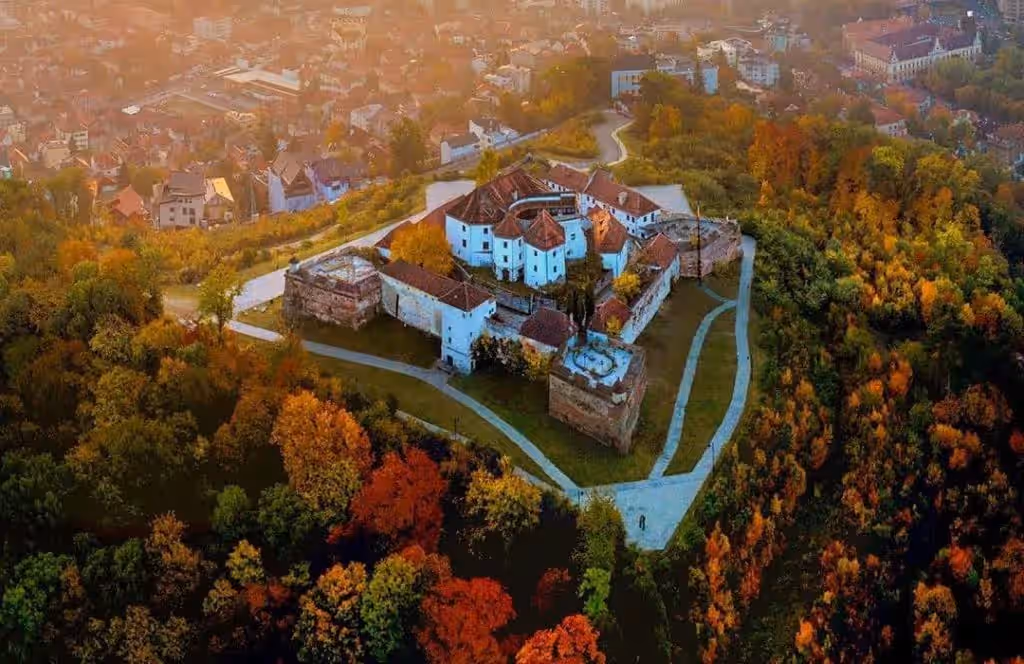 Cetățuia de pe Strajă toamna, înconjurată de păduri colorate Cetățuia de pe Strajă toamna, înconjurată de păduri colorate