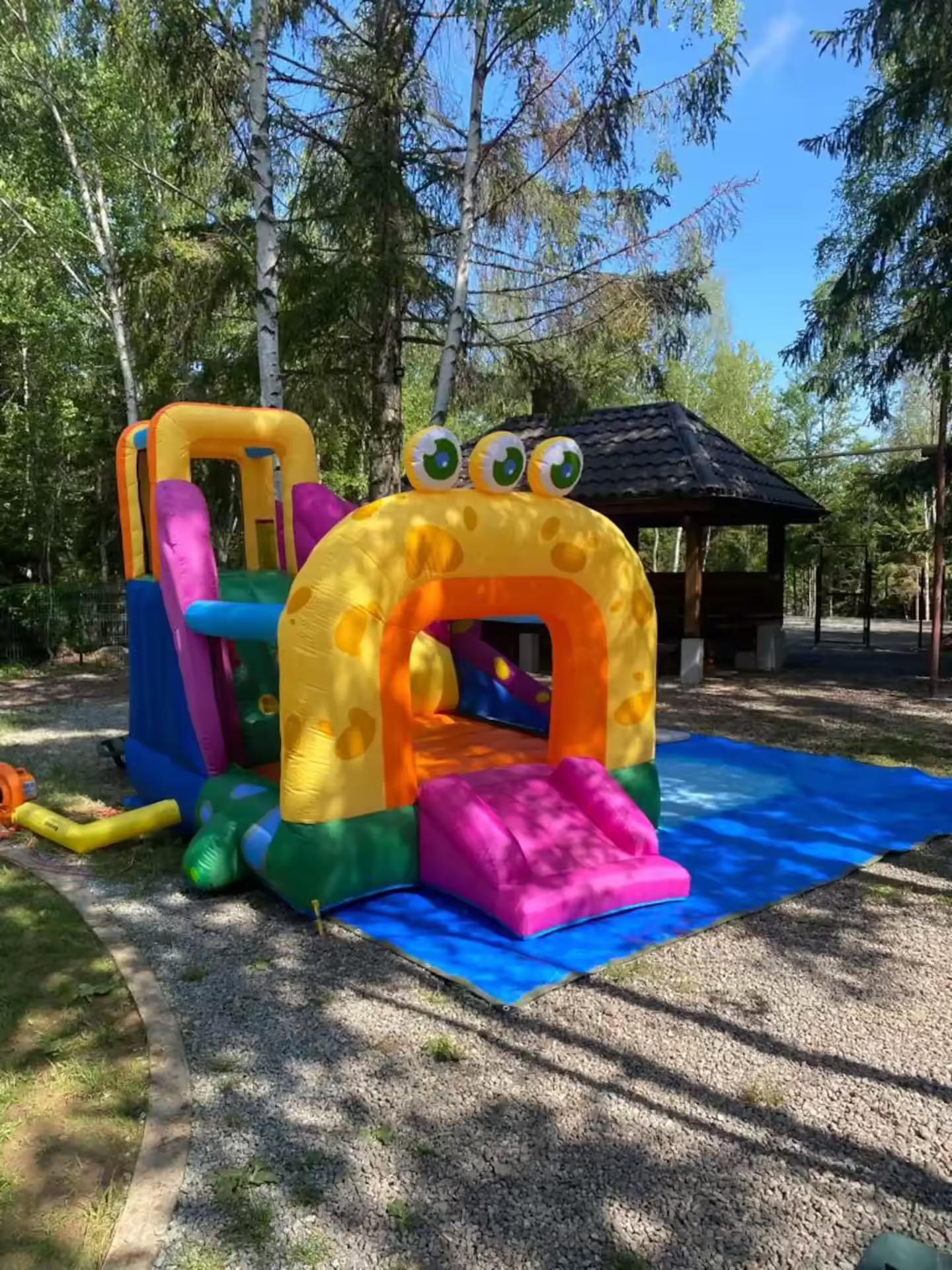 Castel gonflabil pentru copii în curtea Cabanei din Pădurea Beliș