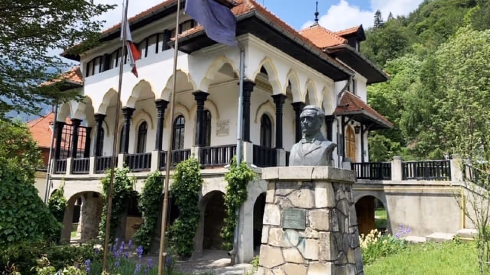 Muzeul Memorial Cezar Petrescu din Bușteni, vila albă cu arcade și bustul scriitorului Muzeul Memorial Cezar Petrescu din Bușteni, vila albă cu arcade și bustul scriitorului