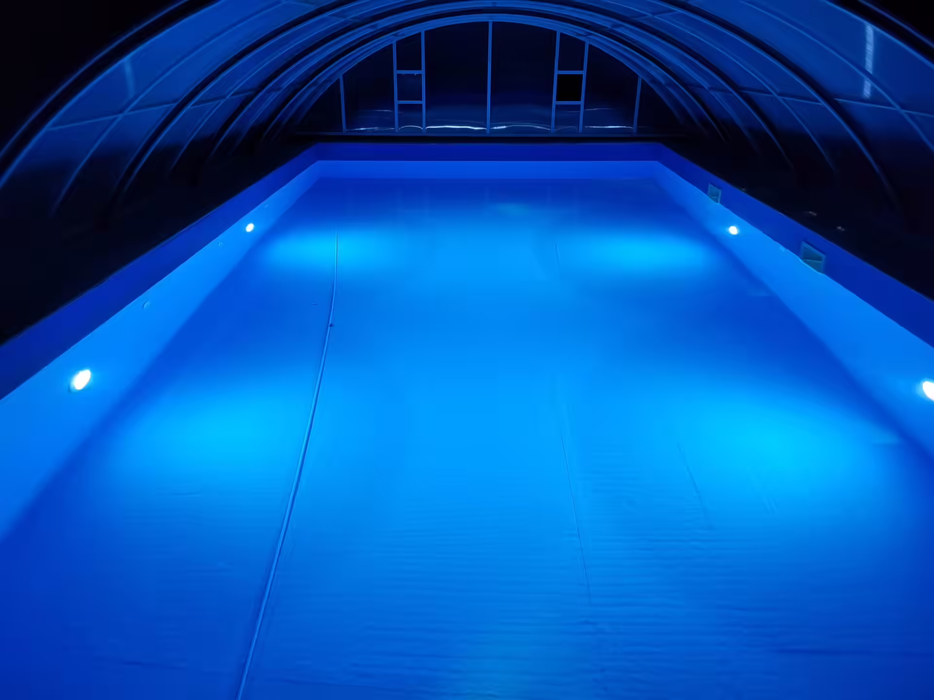 Piscina iluminată seara sub acoperișul telescopic, Casa Ema & Sofi Piscina iluminată seara sub acoperișul telescopic, Casa Ema & Sofi