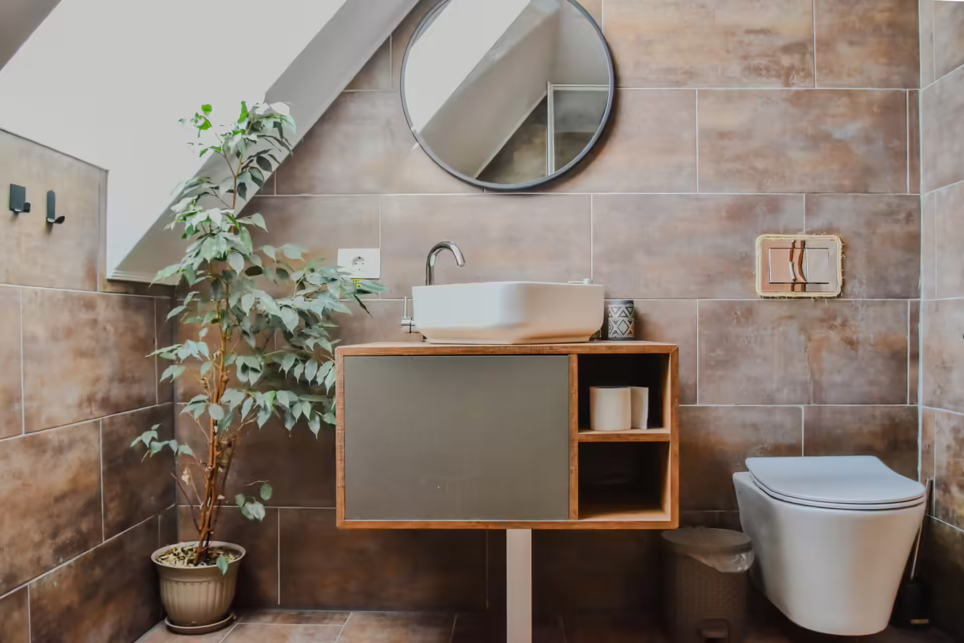 Cameră cu perete din lemn, oglindă rotundă și birou la Berg House 31 Cameră cu perete din lemn, oglindă rotundă și birou la Berg House 31