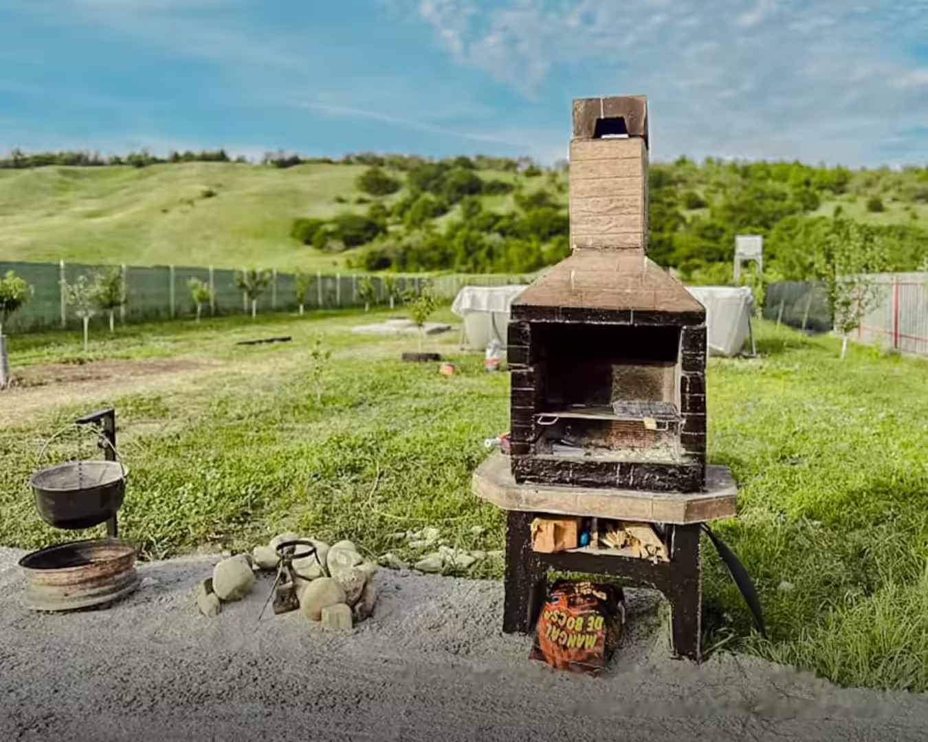 Zonă de grătar și ceaun la Vila Kalibu din Girov