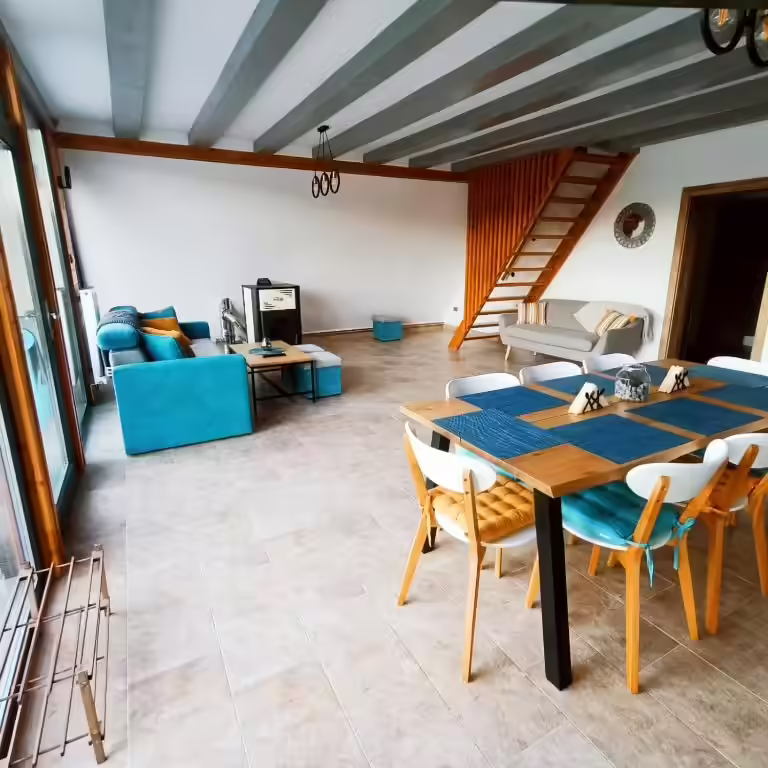 Zonă de mese în livingul Cabanei A-frame Nis, Prahova Zonă de mese în livingul Cabanei A-frame Nis, Prahova