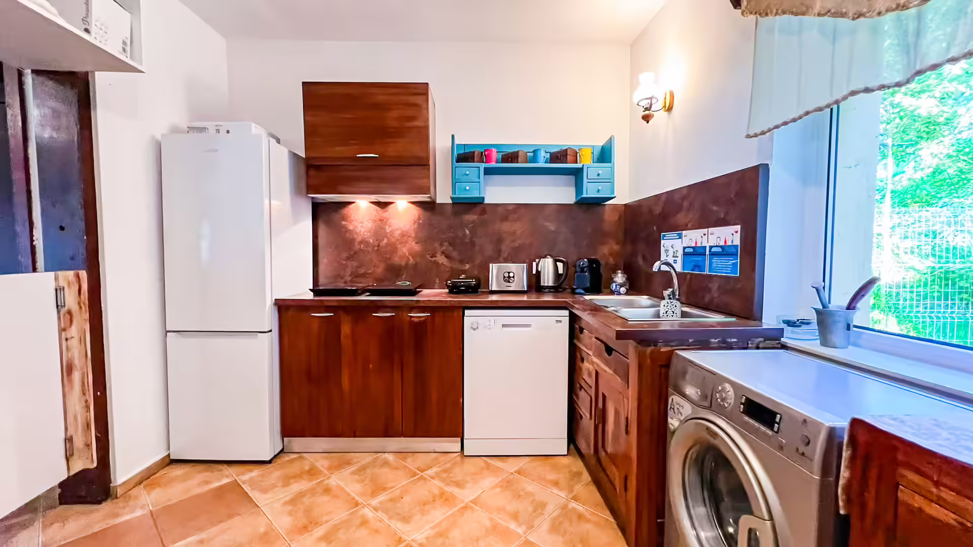 Bucătărie cu frigider și electrocasnice la Casa Georgea din Săcele