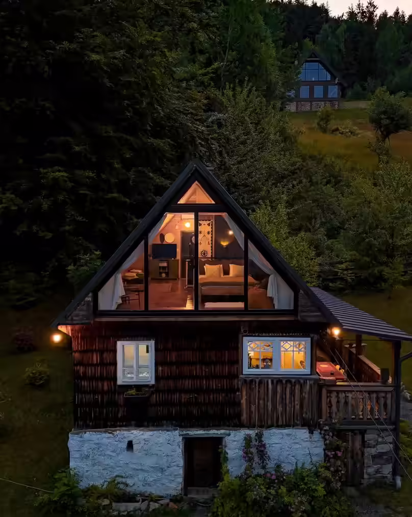Casa Boemă iluminată în serile de munte la La Noi La Munte, Mătișești Casa Boemă iluminată în serile de munte la La Noi La Munte, Mătișești