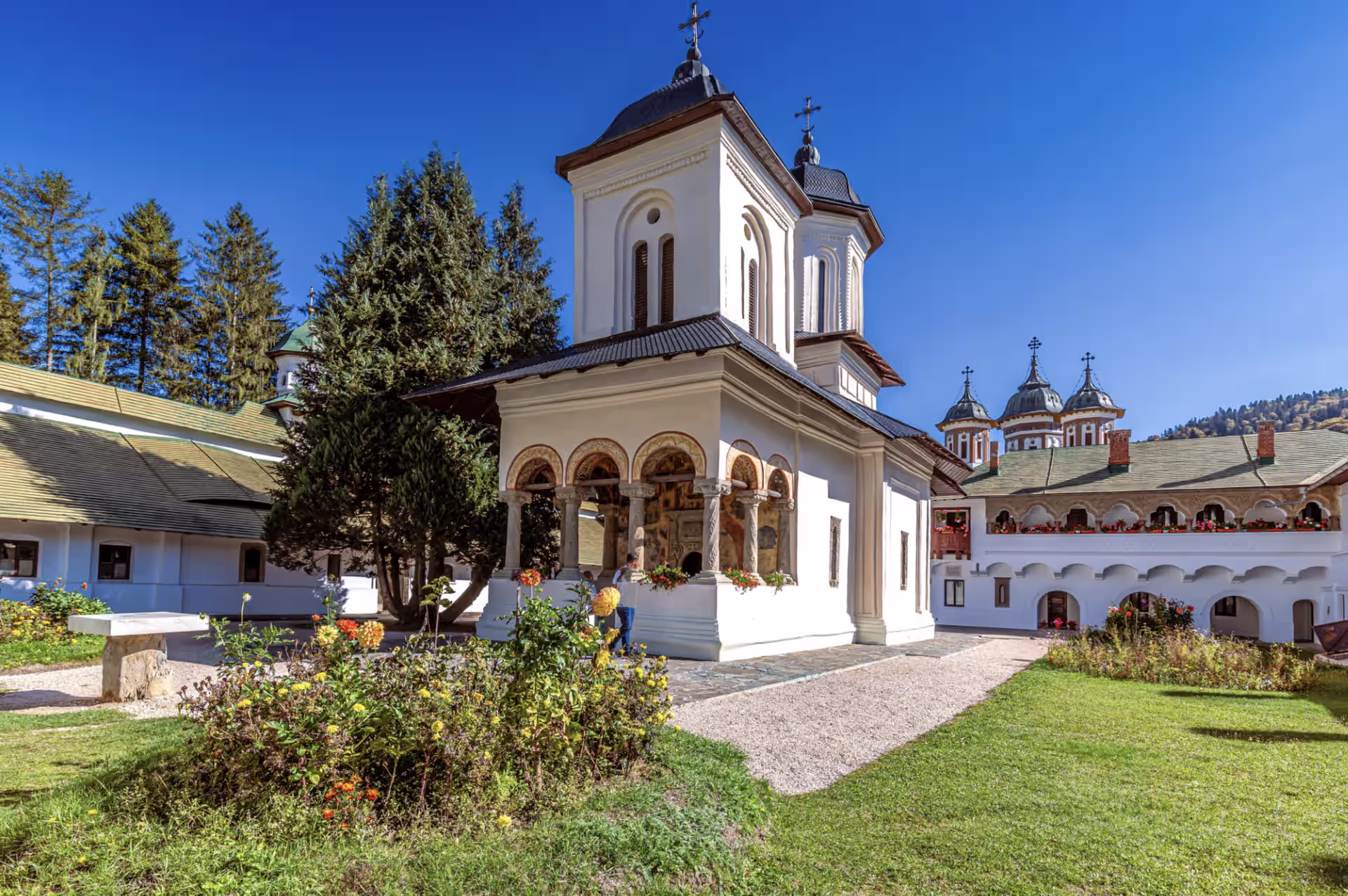 Biserica Veche a Mănăstirii Sinaia în curtea cu gazon și flori