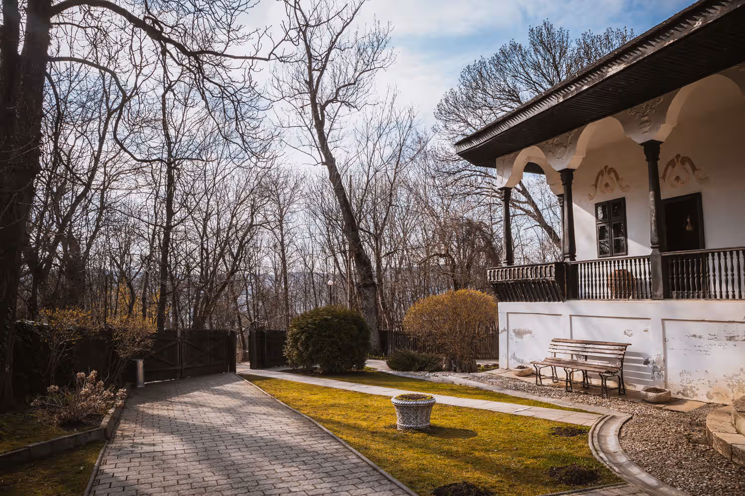 Aleea din parcul Conacului Bellu primăvara Aleea din parcul Conacului Bellu primăvara
