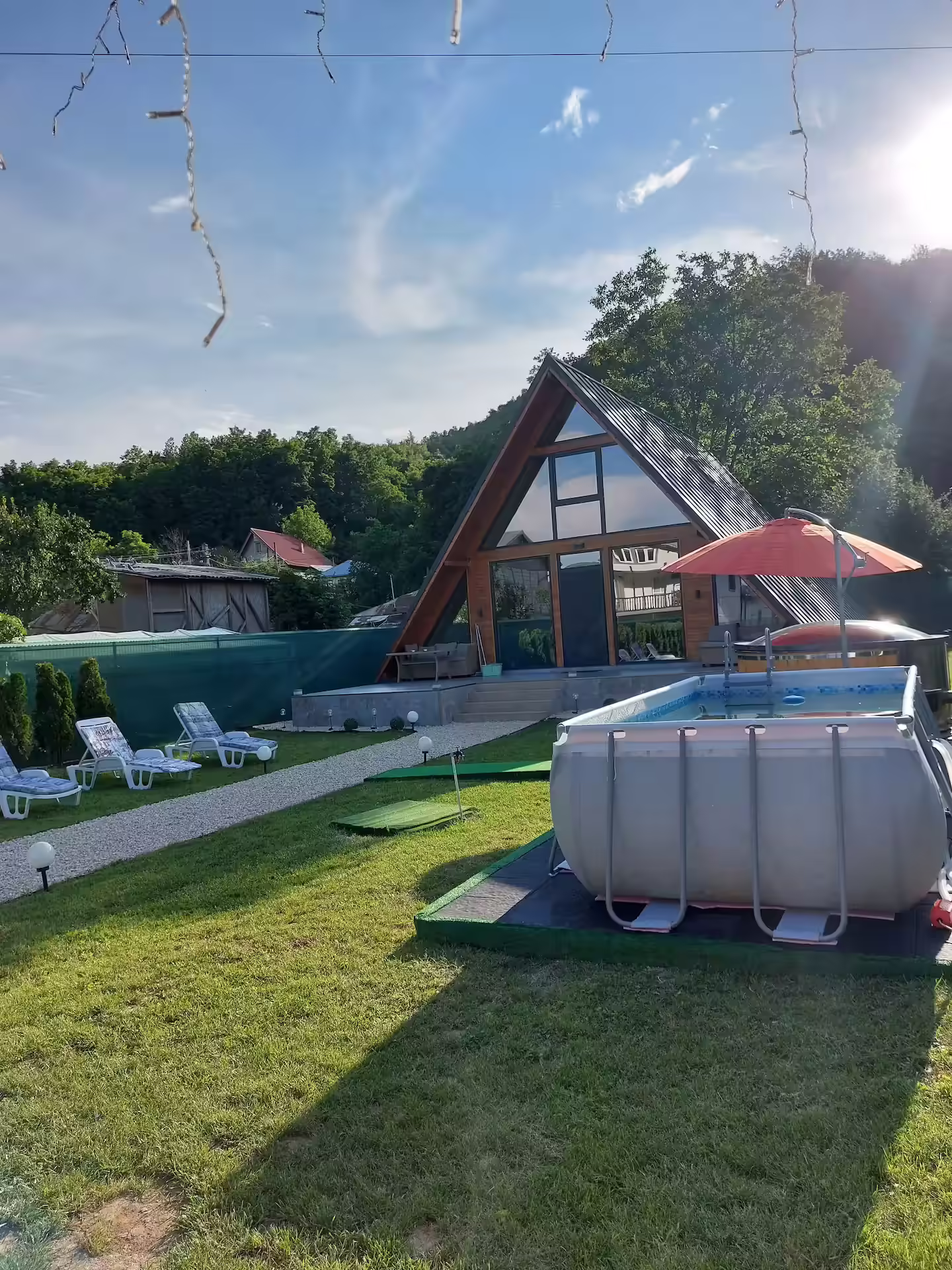 Exteriorul cabanei A-frame Nis cu piscină și curte amenajată Exteriorul cabanei A-frame Nis cu piscină și curte amenajată