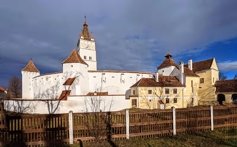 Biserica Fortificată Hărman la apus, cu casele satului alături