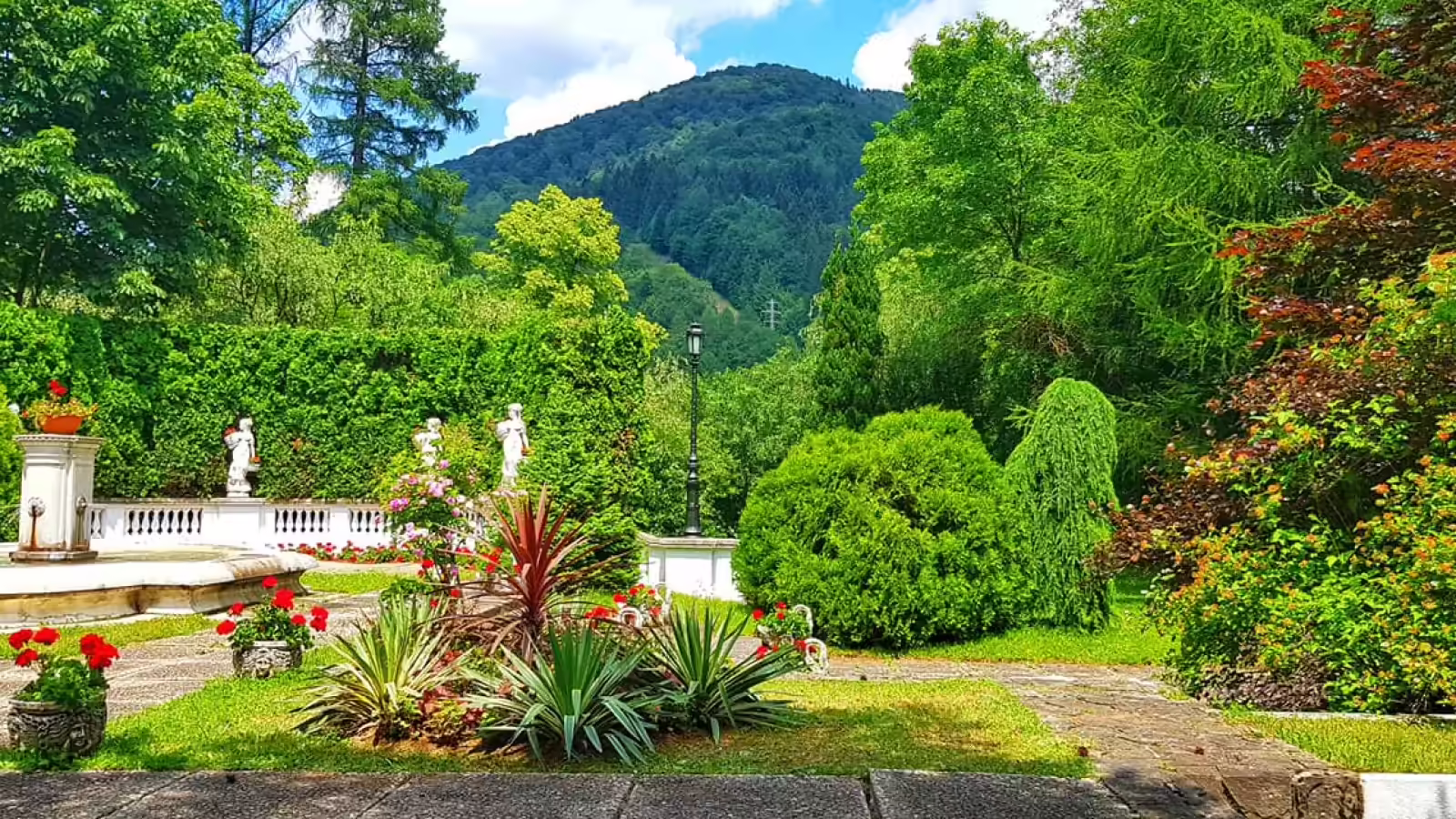 Grădina de vară a Cazinoului Sinaia, cu munții în fundal Grădina de vară a Cazinoului Sinaia, cu munții în fundal