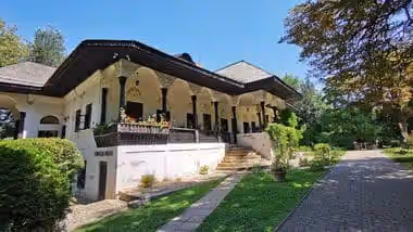 Aleea pavată spre Conacul Bellu din Urlați Aleea pavată spre Conacul Bellu din Urlați