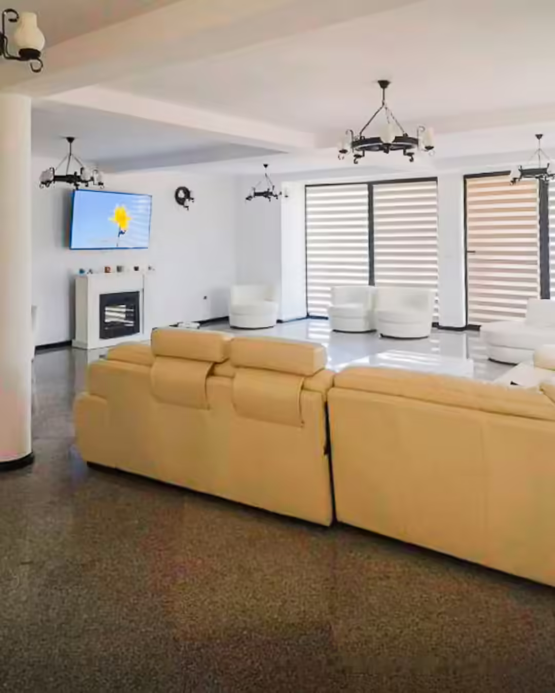Living cu canapea și TV la Casa Florus, Șieu, Maramureș Living cu canapea și TV la Casa Florus, Șieu, Maramureș