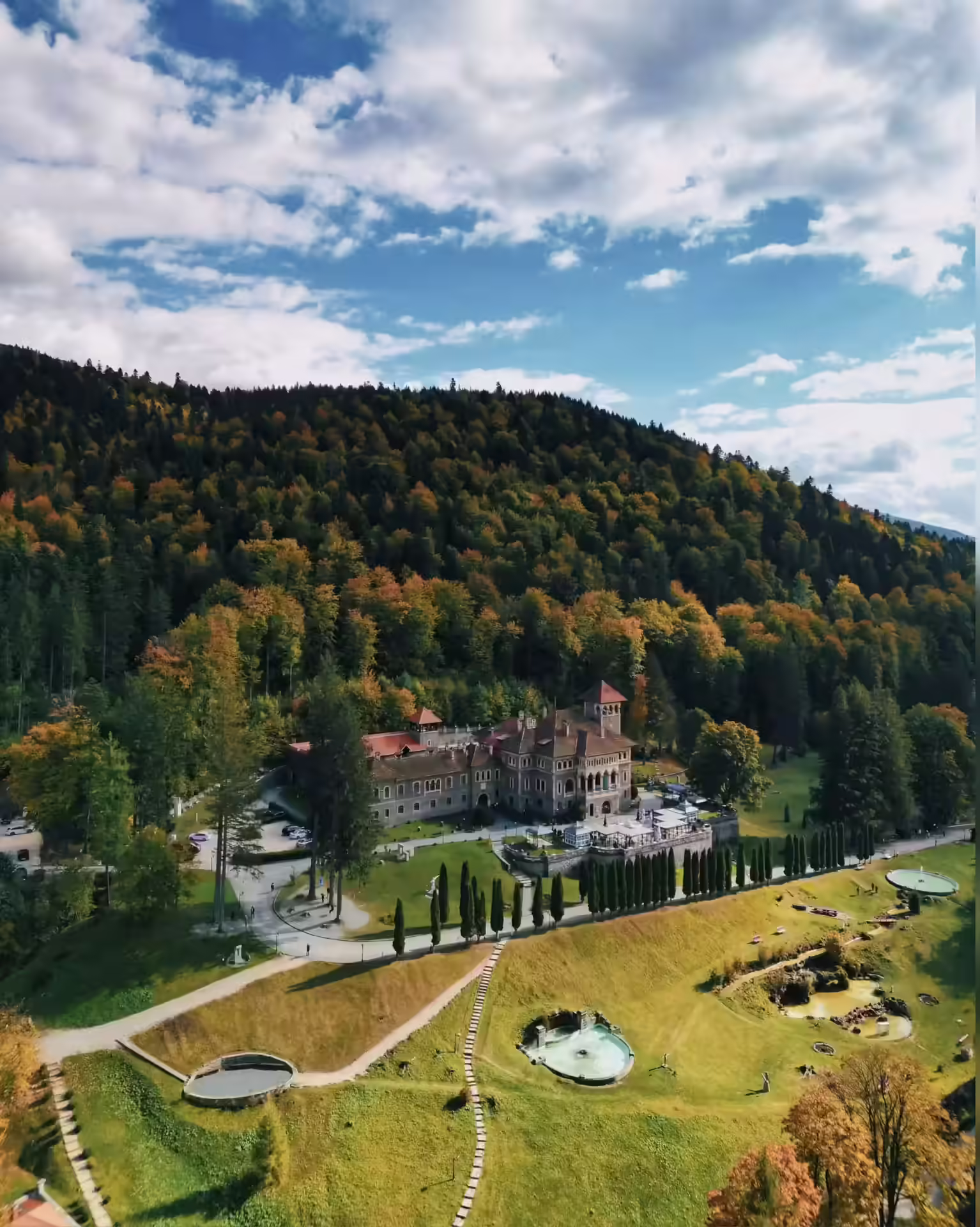 Parcul Castelului Cantacuzino cu dealurile împădurite din Bușteni
