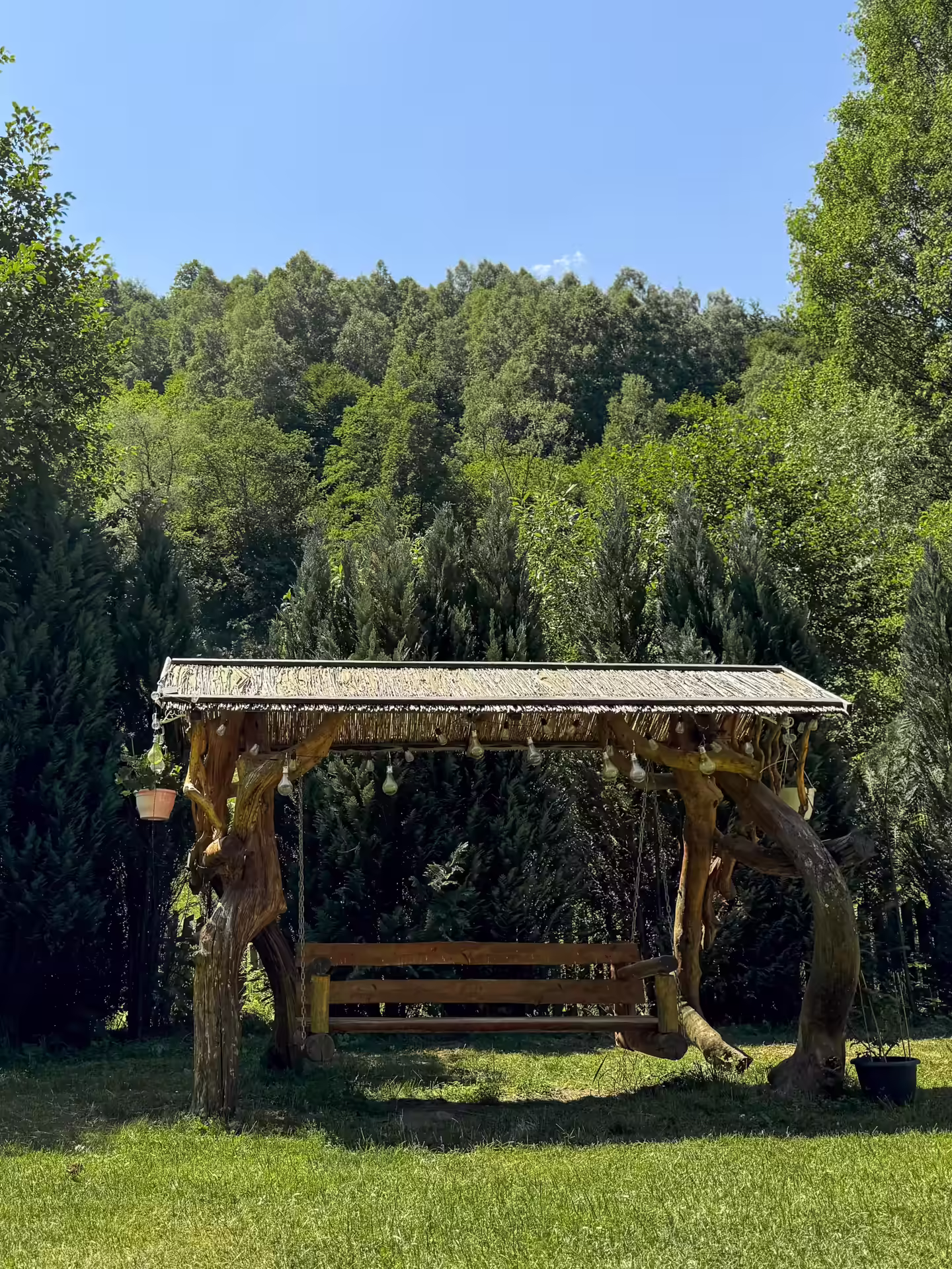 Foișor din lemn în curtea Di&D House din Bănița, Hunedoara Foișor din lemn în curtea Di&D House din Bănița, Hunedoara