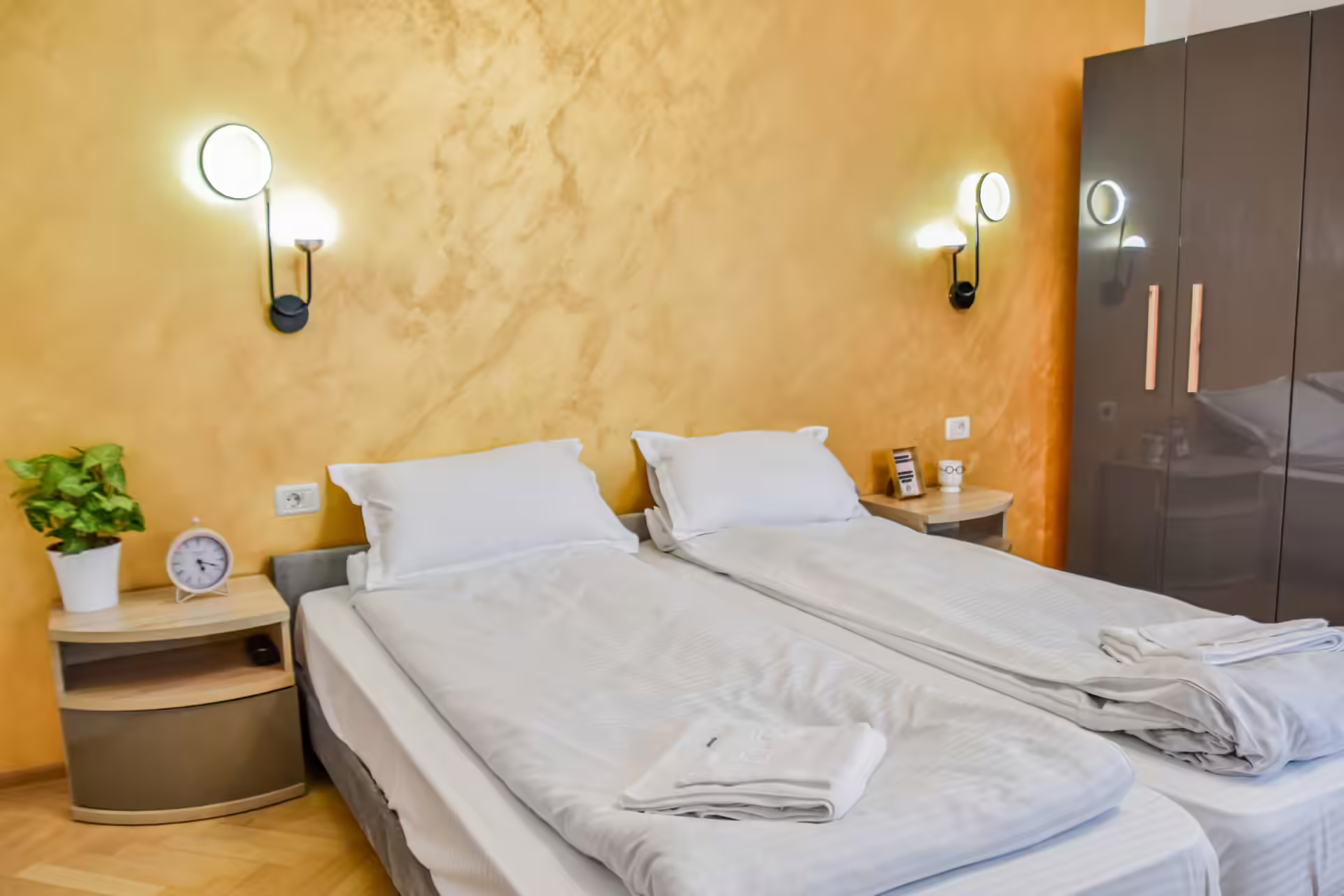 Cameră dublă cu dulap încorporat la Random House, Brașov Cameră dublă cu dulap încorporat la Random House, Brașov
