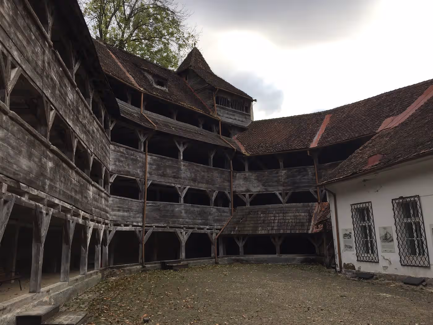 Curtea interioară cu galerii de lemn pe trei niveluri, Bastionul Țesătorilor