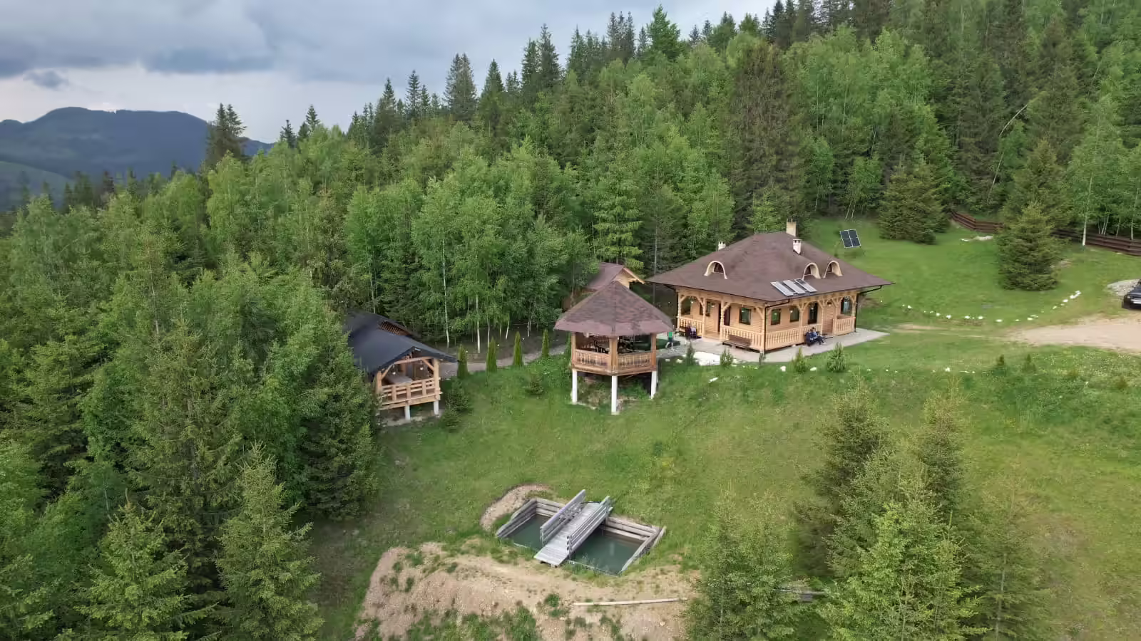 Vedere aeriană a Mountain View Chalet din Broșteni, înconjurată de pădurile Munților Stânișoarei Vedere aeriană a Mountain View Chalet din Broșteni, înconjurată de pădurile Munților Stânișoarei