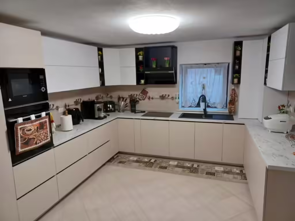Bucătărie modernă cu plită și cuptor la Maria's Dream House
