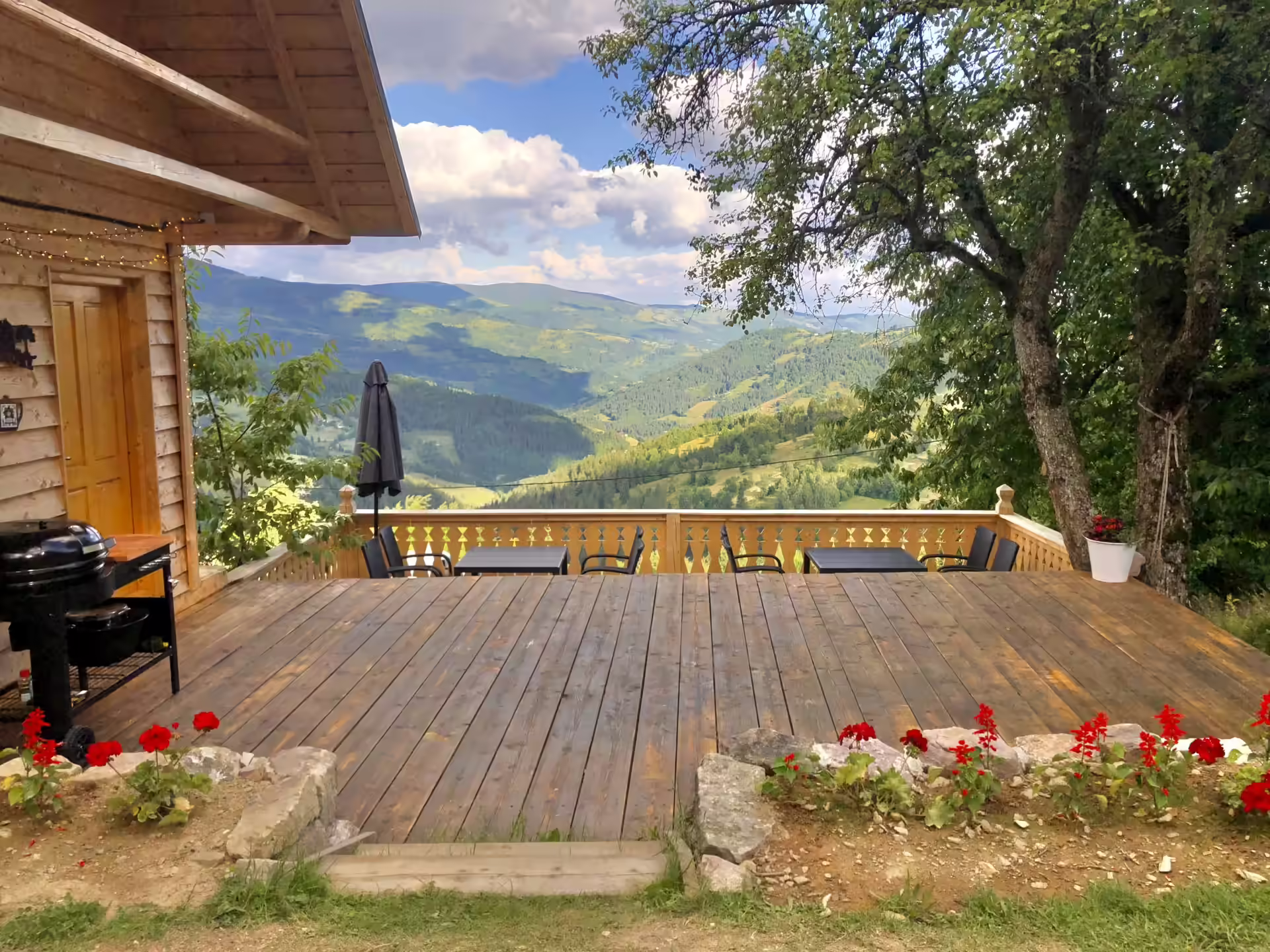 Terasă mare din lemn și grădină la La Noi La Munte, comuna Horea, județul Alba Terasă mare din lemn și grădină la La Noi La Munte, comuna Horea, județul Alba