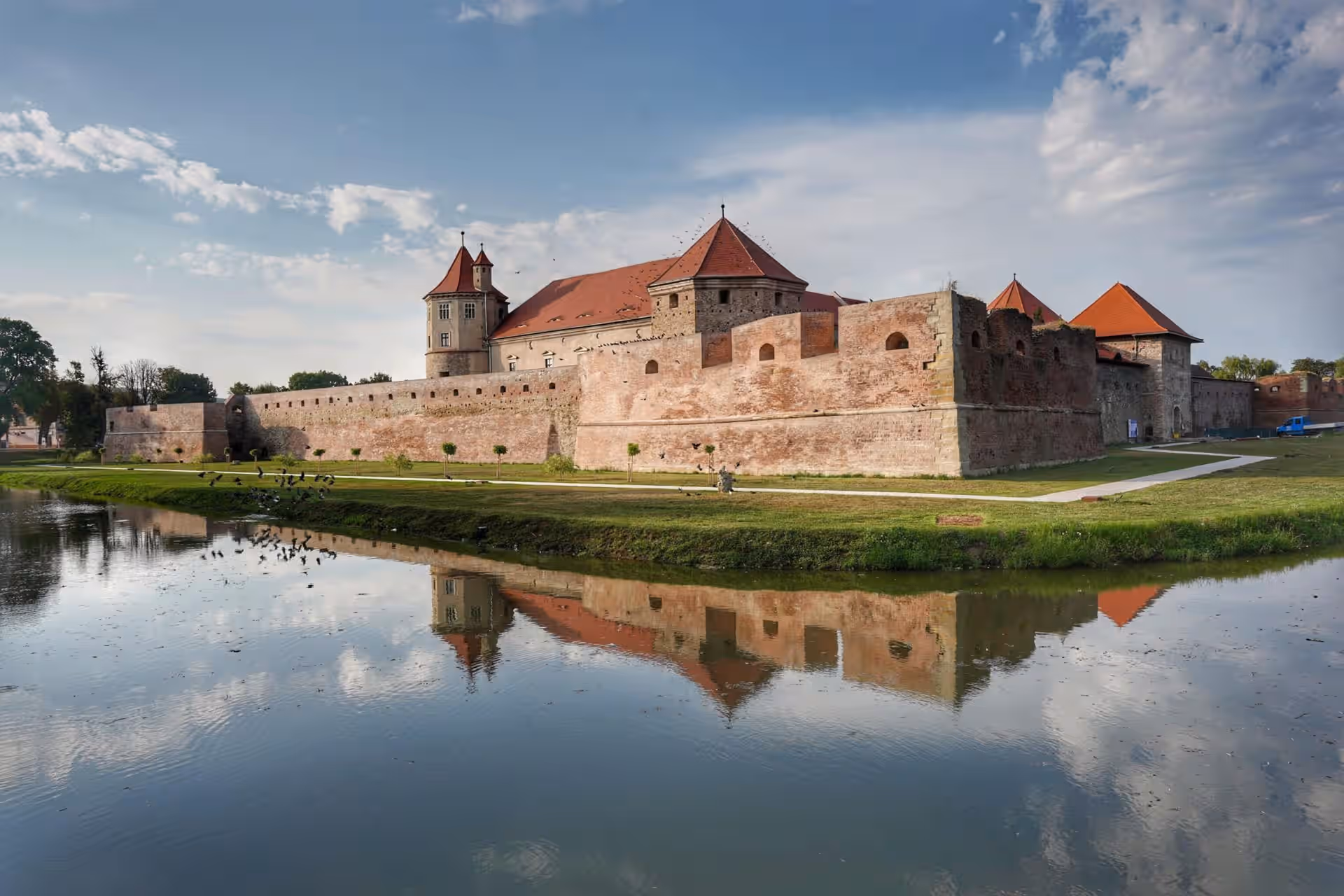 Cetatea Făgăraș reflectată în șanțul cu apă, vedere laterală Cetatea Făgăraș reflectată în șanțul cu apă, vedere laterală