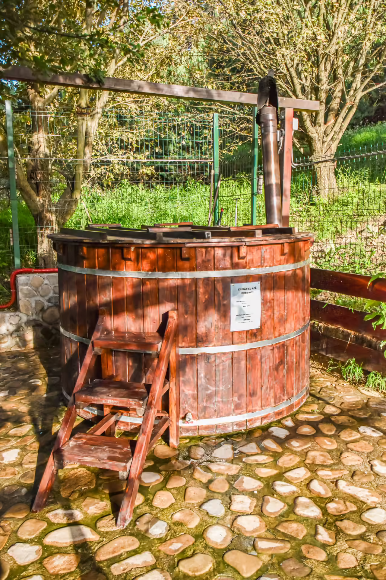 Ciubăr din lemn cu scară de acces la Casa Georgea din Săcele