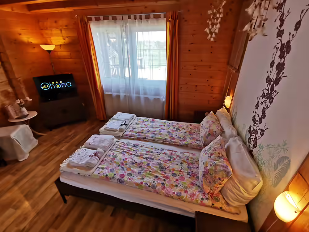Ciubărul cu hidromasaj seara, cu aburi și lumină ambientală la Ohana Boutique Hotel