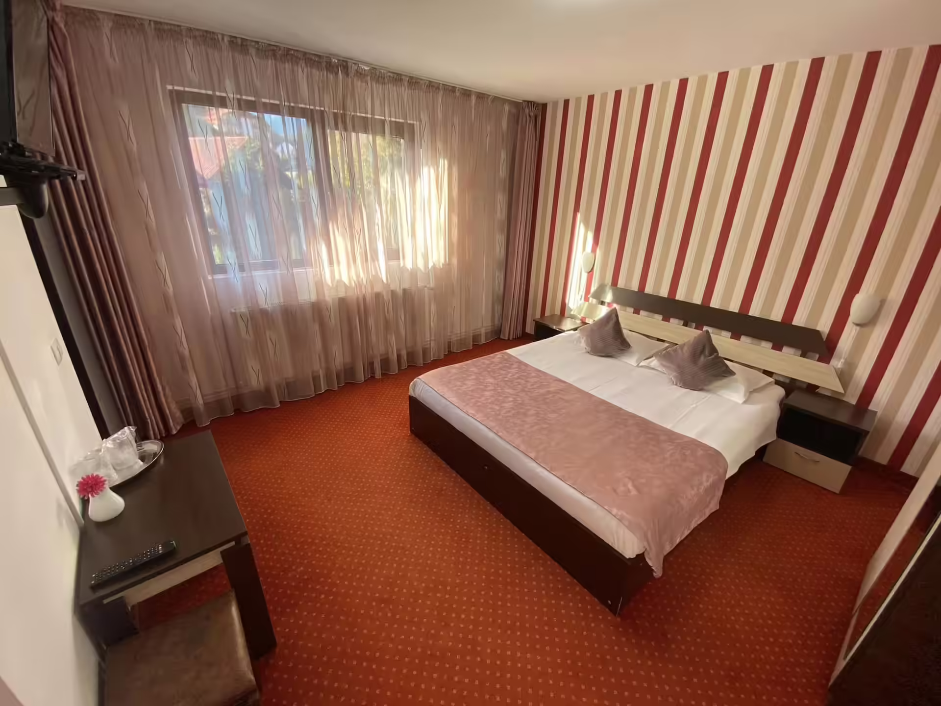 Cameră dublă cu decor în dungi la Casa Florox, Sinaia