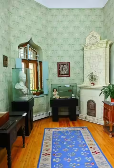 Cameră cu sobă de teracotă și mobilier de epocă în Castelul Iulia Hasdeu Cameră cu sobă de teracotă și mobilier de epocă în Castelul Iulia Hasdeu