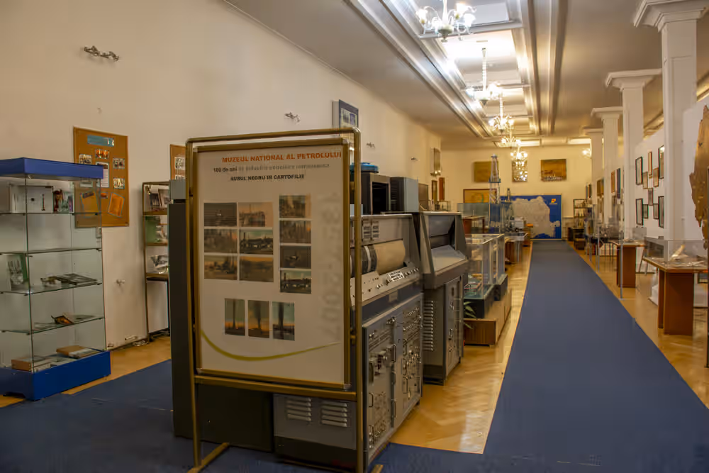 Sala de expoziție cu vitrine și panouri despre istoria petrolului, Ploiești