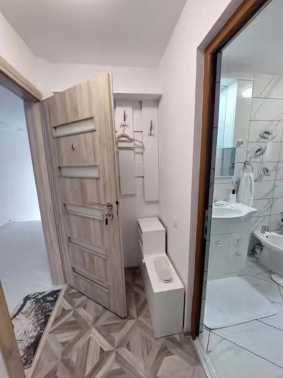 Baie luminoasă cu oglindă mare la Maria's Dream House