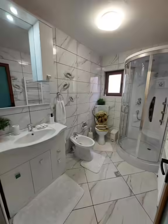 Baie cu cabină de duș și oglindă la Maria's Dream House, Zărnești