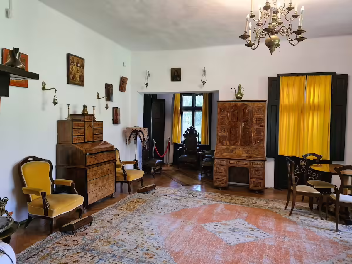Camera cu birou și fotolii de epocă din Casa Memorială George Enescu