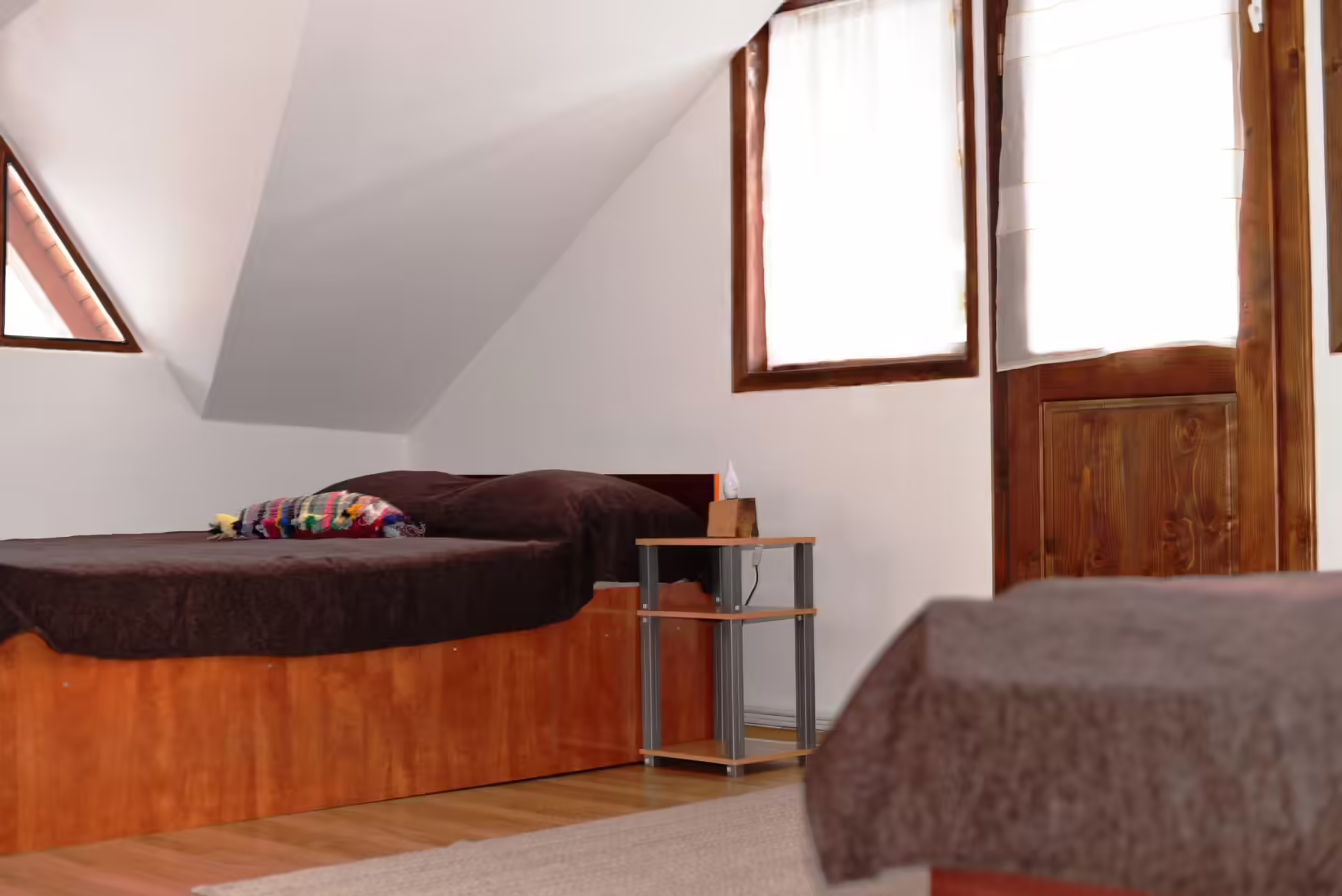 Cameră la mansardă cu canapea și pat la Casa Haiducilor Sătic, Rucăr, Argeș Cameră la mansardă cu canapea și pat la Casa Haiducilor Sătic, Rucăr, Argeș