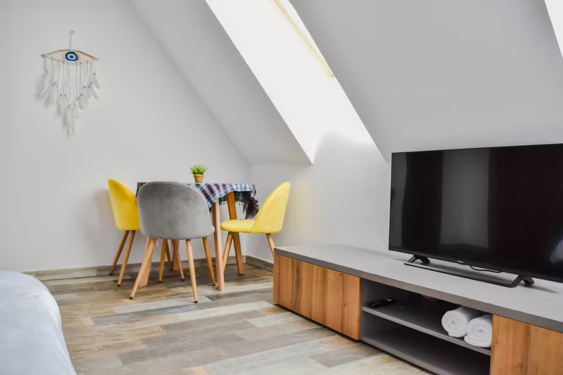 Apartament mansardat cu masă rotundă și comodă din lemn la Berg House 31 Apartament mansardat cu masă rotundă și comodă din lemn la Berg House 31