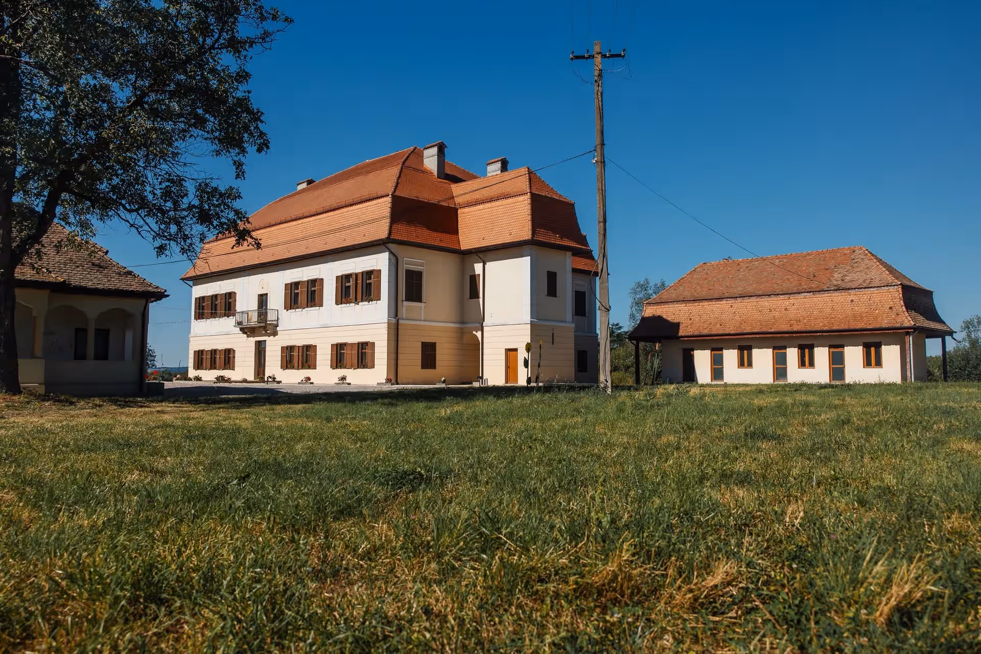 Castelul Brâncoveanu și clădirile anexe din curte, într-o zi senină