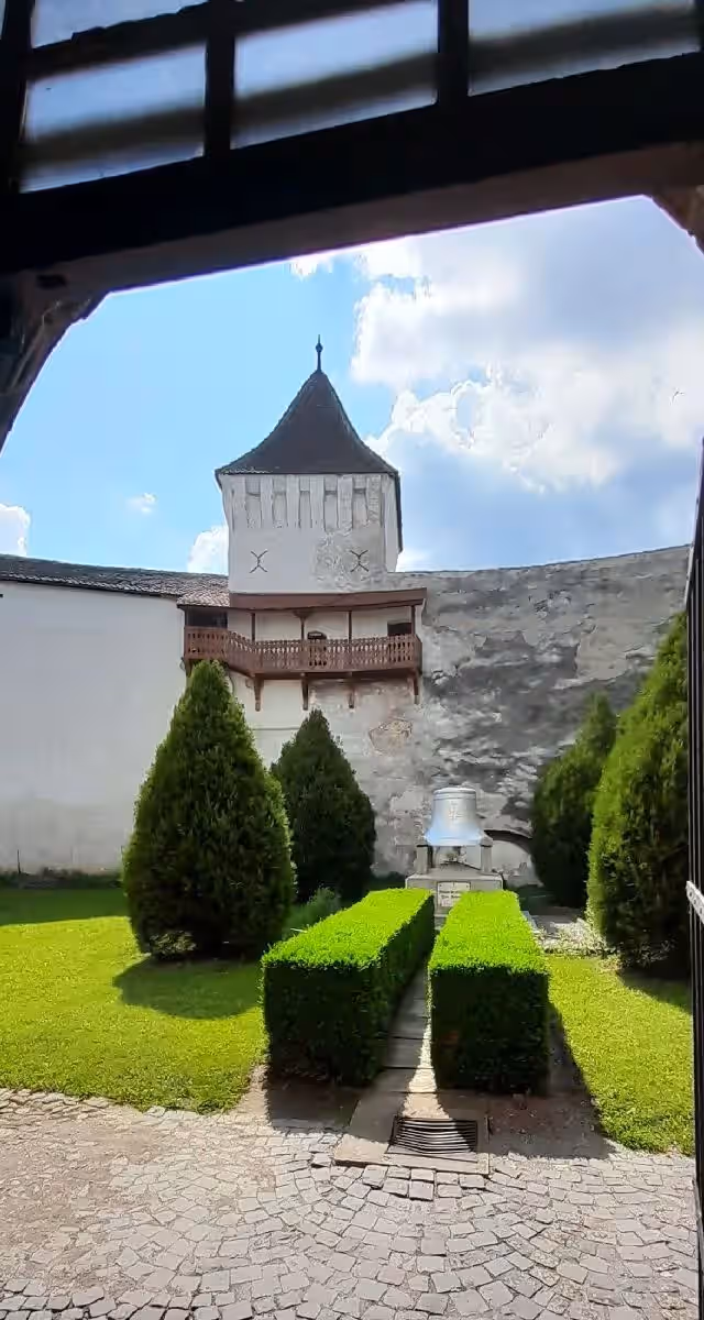 Turn de apărare văzut prin fereastra cetății Hărman