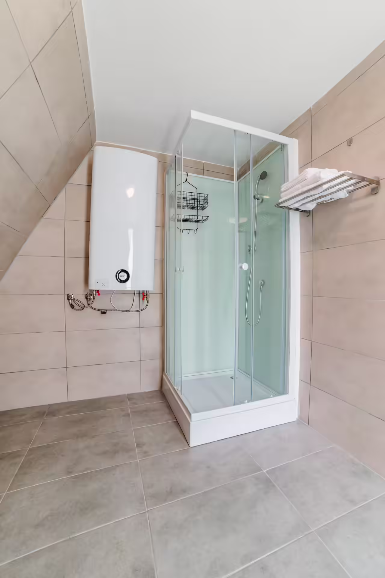 Baie proprie cu cabină de duș în cabana SkyAtlas Hideaway din Sohodol Baie proprie cu cabină de duș în cabana SkyAtlas Hideaway din Sohodol