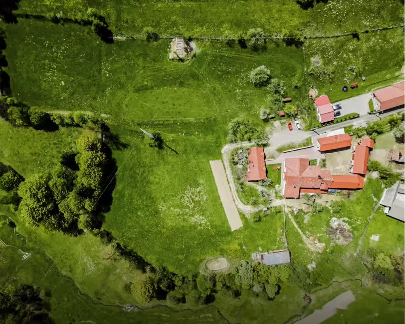 Panoramă aeriană cu cabana și pădurea din Întorsura Buzăului Panoramă aeriană cu cabana și pădurea din Întorsura Buzăului