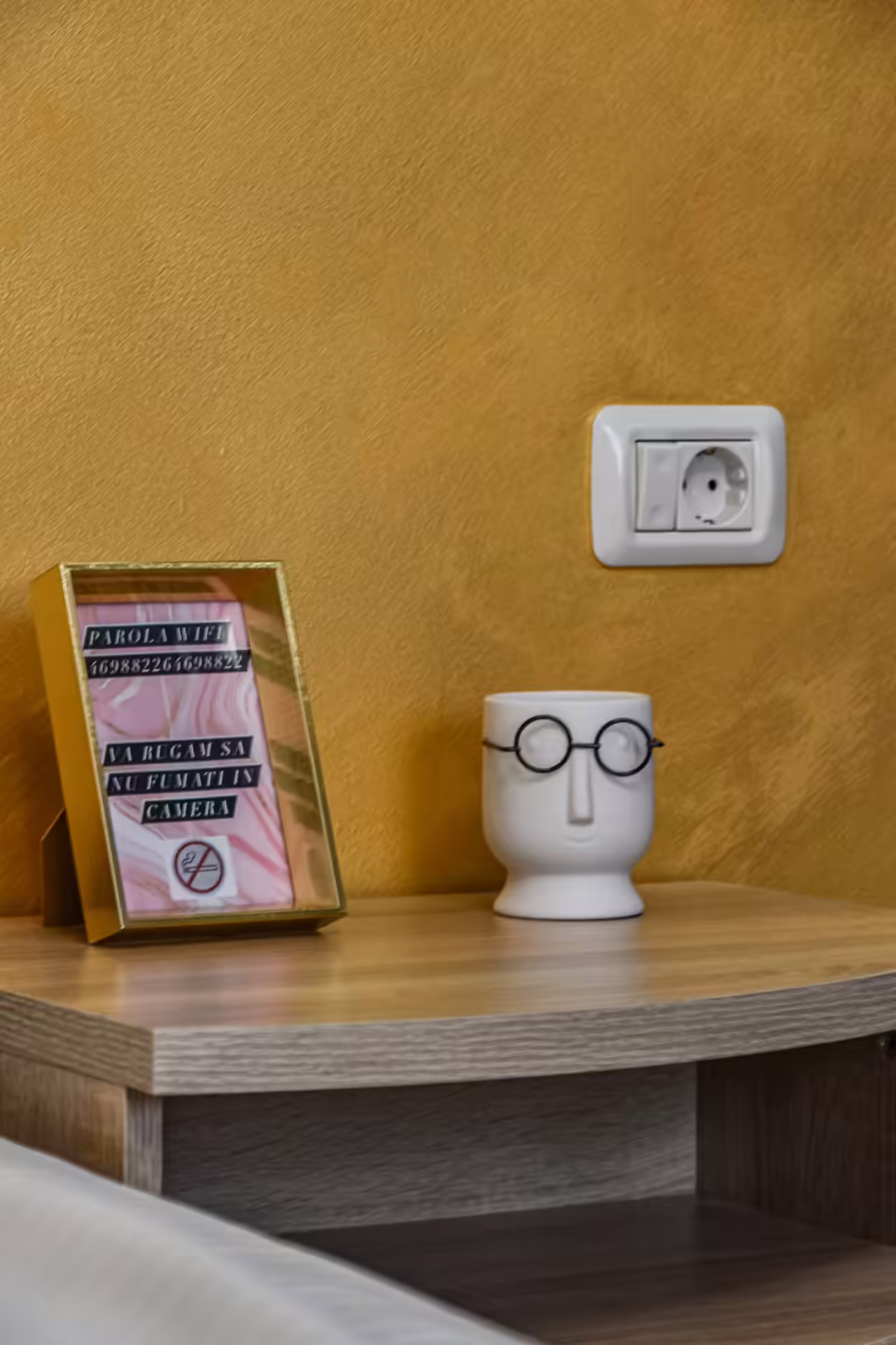 Detaliu de decor pe biroul din camera de la Random House Detaliu de decor pe biroul din camera de la Random House