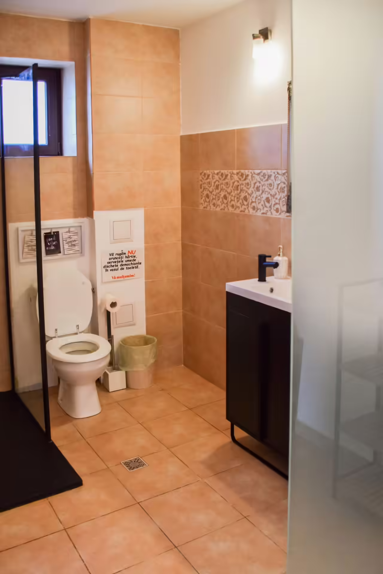 Baie cu duș și lavoar pe mobilier la Vila Mik Guesthouse Baie cu duș și lavoar pe mobilier la Vila Mik Guesthouse