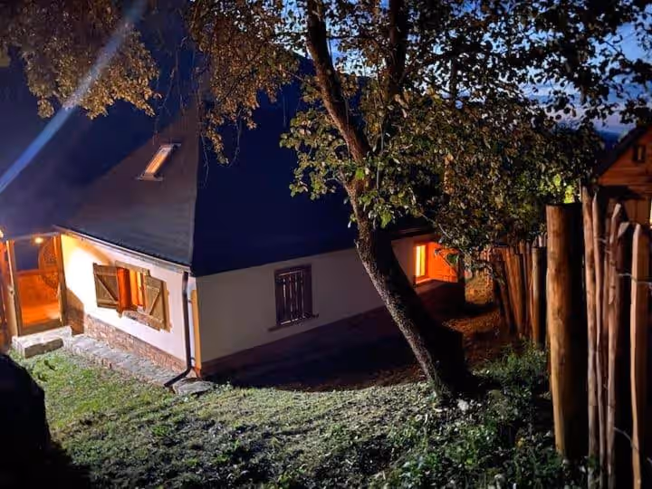 Bats Cave Hut Transylvania din Sub Piatră, România, fotografia 4