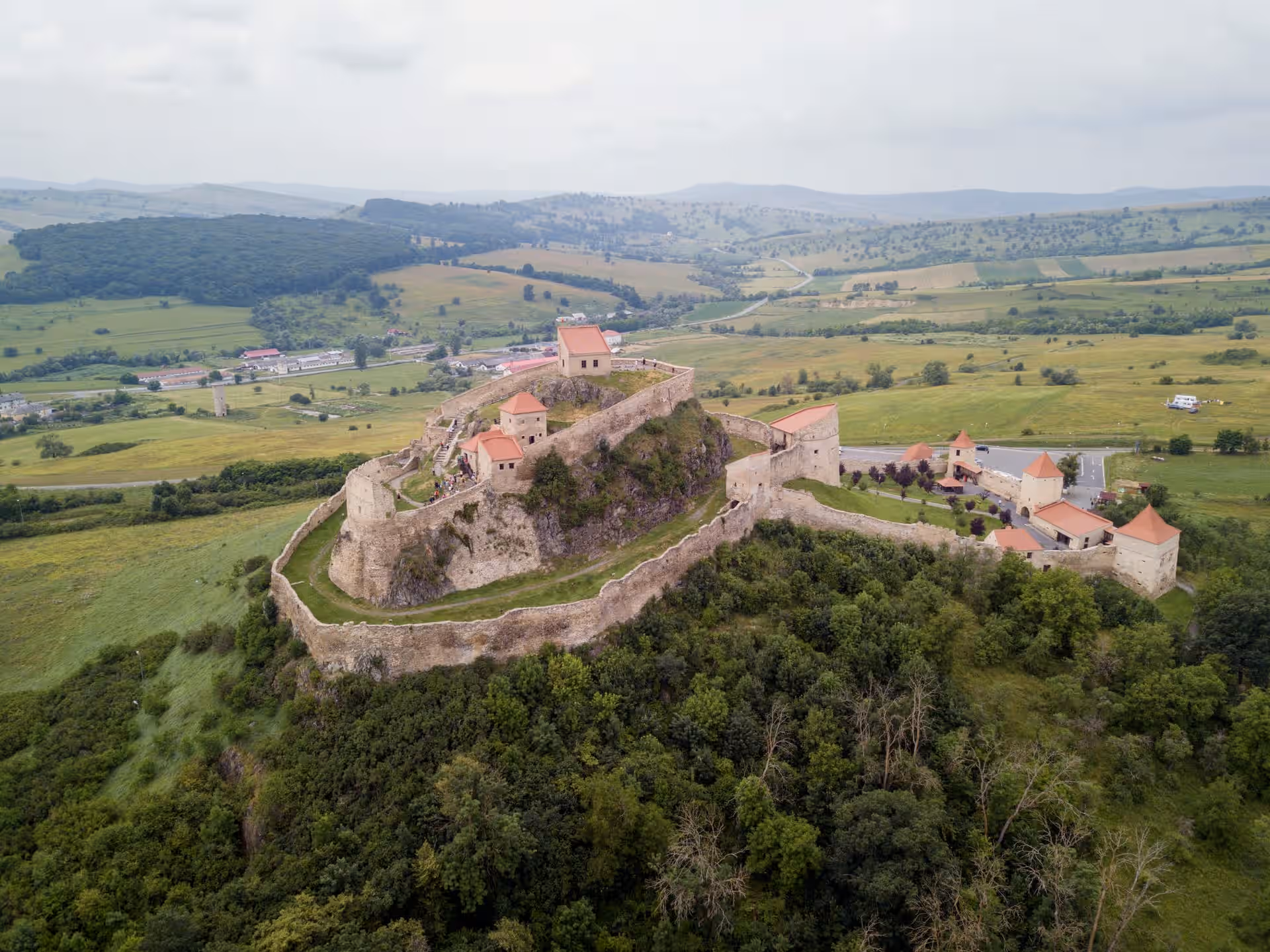 Cetatea Rupea pe dealul Cohalm, vedere aeriană asupra câmpiei