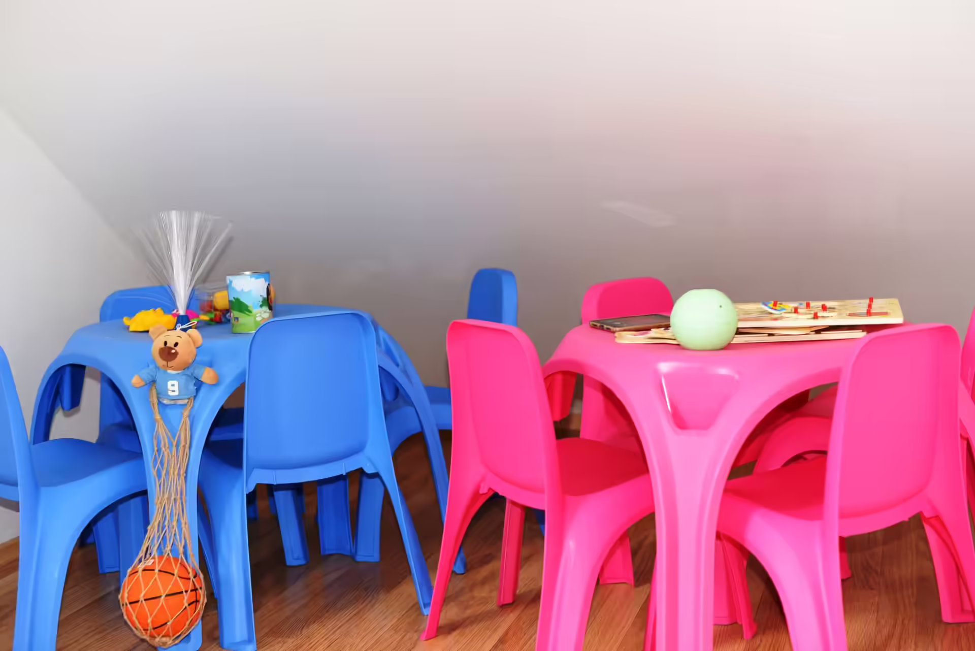 Colț de joacă pentru copii cu măsuțe colorate la Casa Haiducilor Sătic Colț de joacă pentru copii cu măsuțe colorate la Casa Haiducilor Sătic