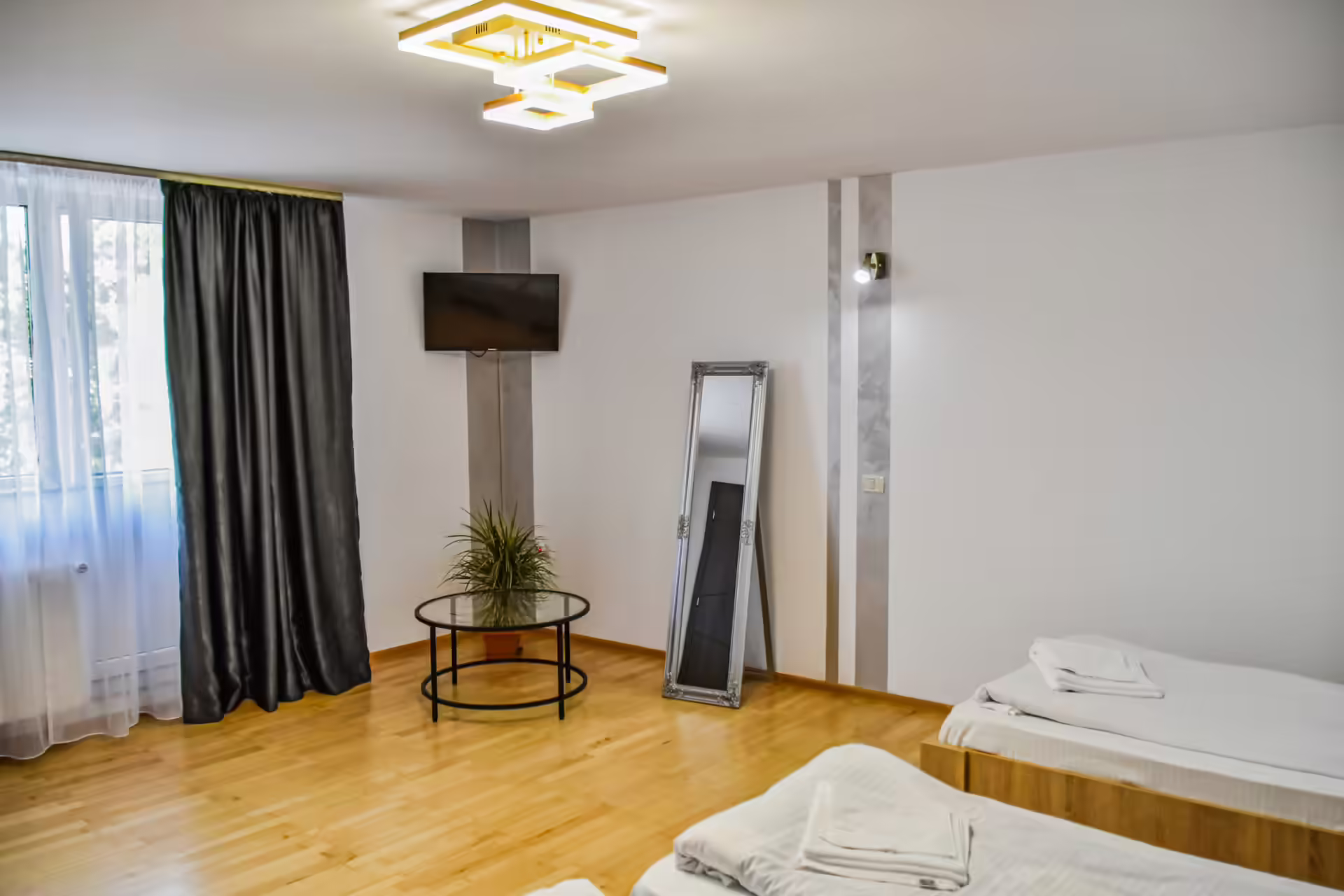 Cameră mare cu zonă de relaxare la Random House, Brașov Cameră mare cu zonă de relaxare la Random House, Brașov