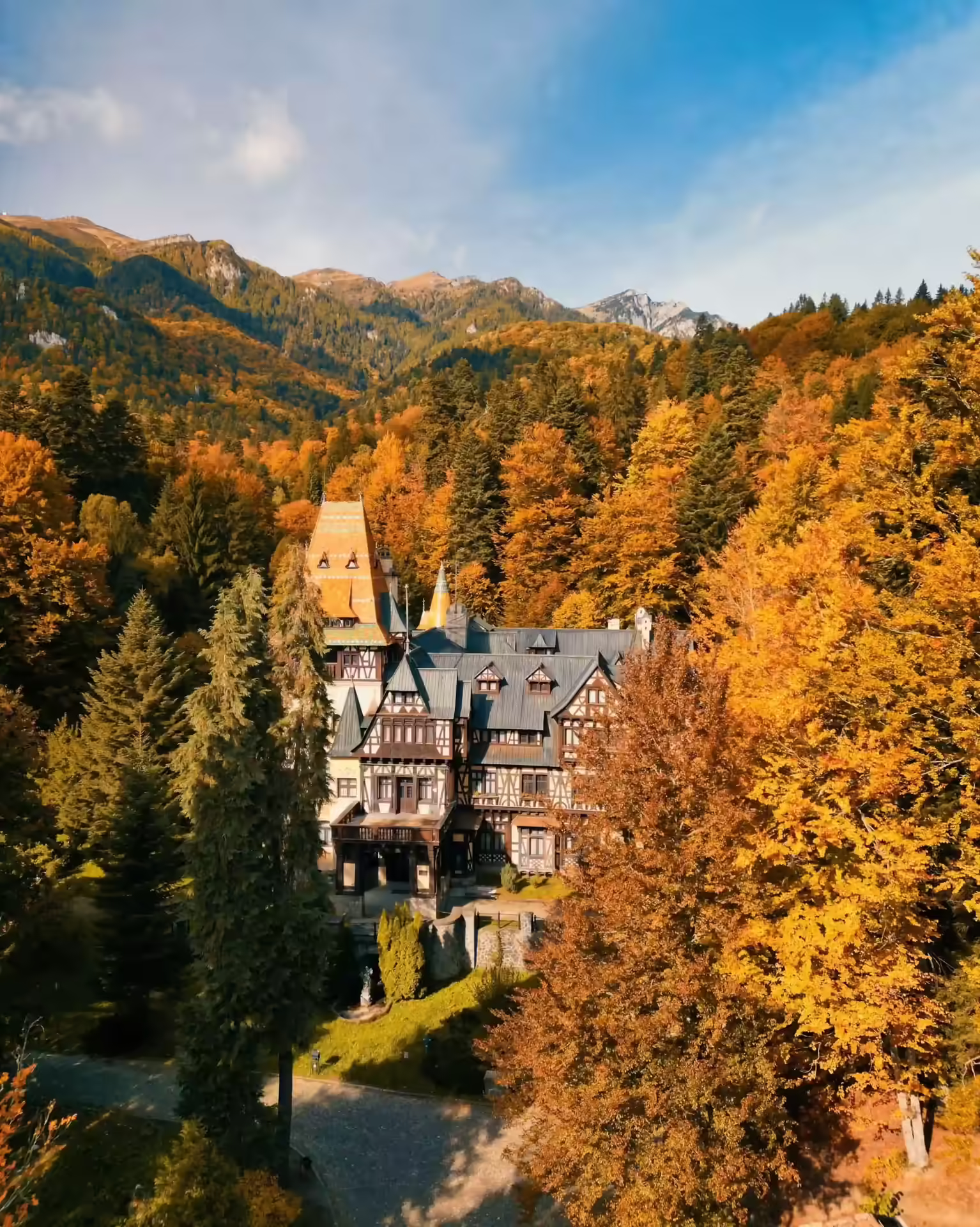 Panoramă cu Castelul Pelișor între dealurile aurii de toamnă din Sinaia Panoramă cu Castelul Pelișor între dealurile aurii de toamnă din Sinaia