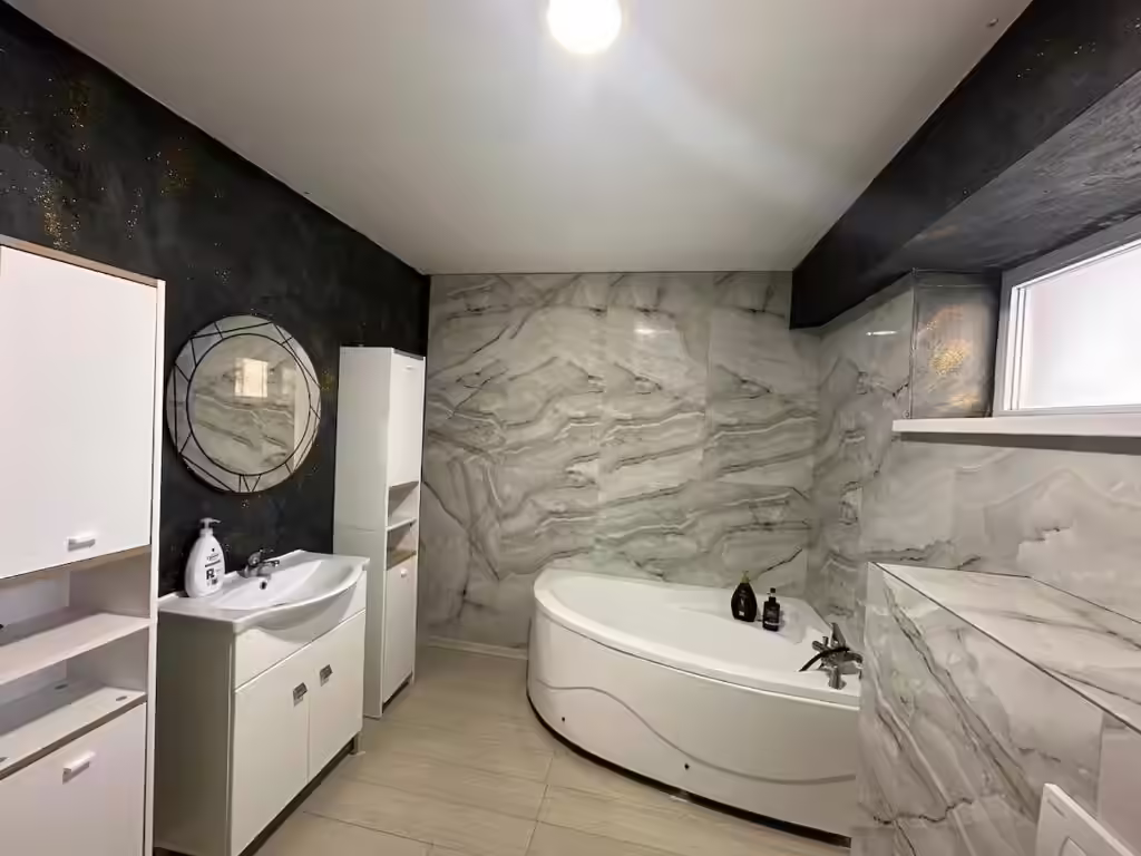 Baie cu cadă cu hidromasaj la Cabana Ursu, Lețcani Baie cu cadă cu hidromasaj la Cabana Ursu, Lețcani