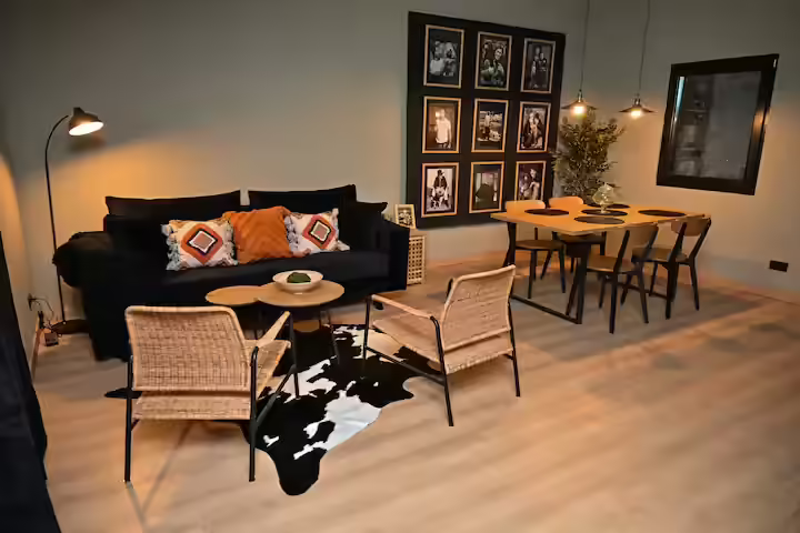 Living cu canapea și zonă de relaxare la La Tulipe Noire