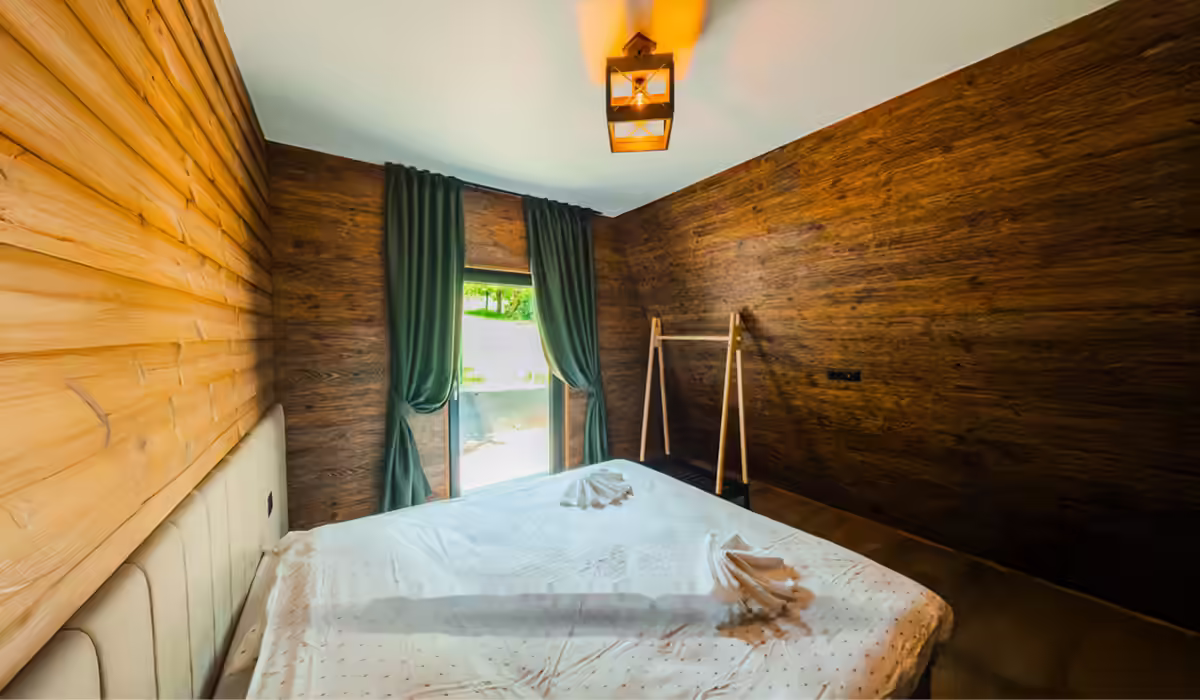 Dormitor la mansarda cabanei A-frame de la AZA Chalet, Zărnești